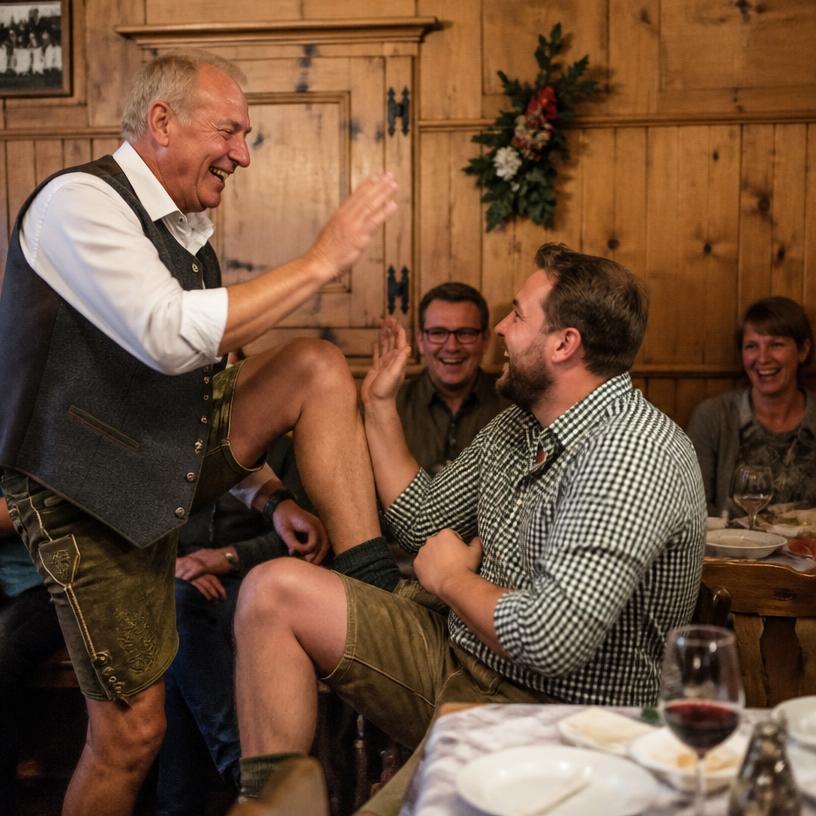 Oberschenkel-High Five beim Wirt: Scherz oder Fakt?